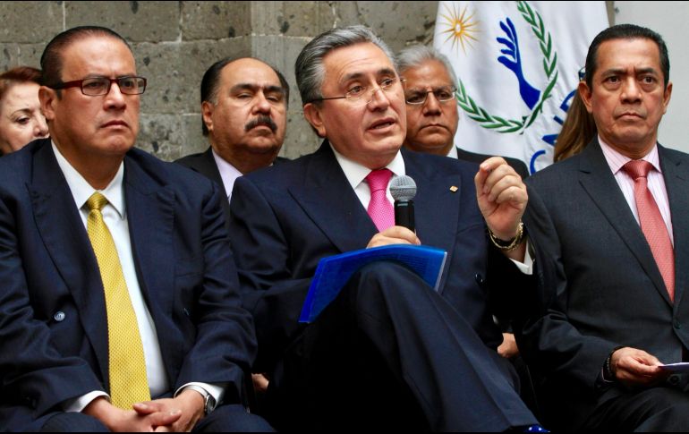 El Presidente de la CNDH, Luis Raúl González Pérez (c), ofrece una conferencia de prensa para informar que se no se reeligirá en esta Comisión. NTX/J. Lira