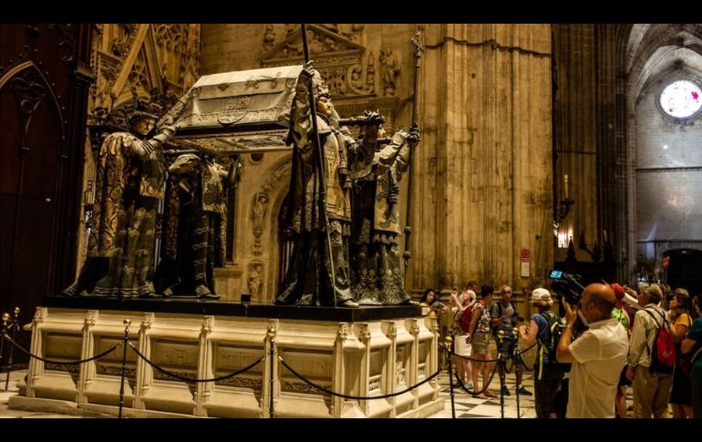 La tumba de Colón en la catedral de Sevilla es visitada cada año por miles de turistas. GETTY IMAGES
