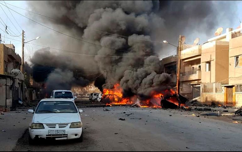 En imágenes difundidas por medios locales se ven varios vehículos en llamas y una gran nube de humo negro, así como restos de chatarra resultado del estallido. AP/ANHA