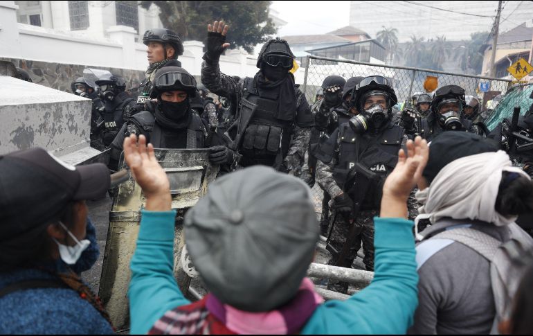 Los manifestantes acudieron en su mayoría desarmados, aunque entre ellos había muchos con palos, lanzas y hachas rituales. EFE/P. Aguilar