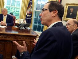 El secretario del Tesoro, Steven Mnuchin, habla mientras el secretario de Comercio, Wilbur Ross, a la derecha, escucha con el presidente Donald Trump durante su reunión con el viceprimer ministro Liu He. AP/A. Harnik