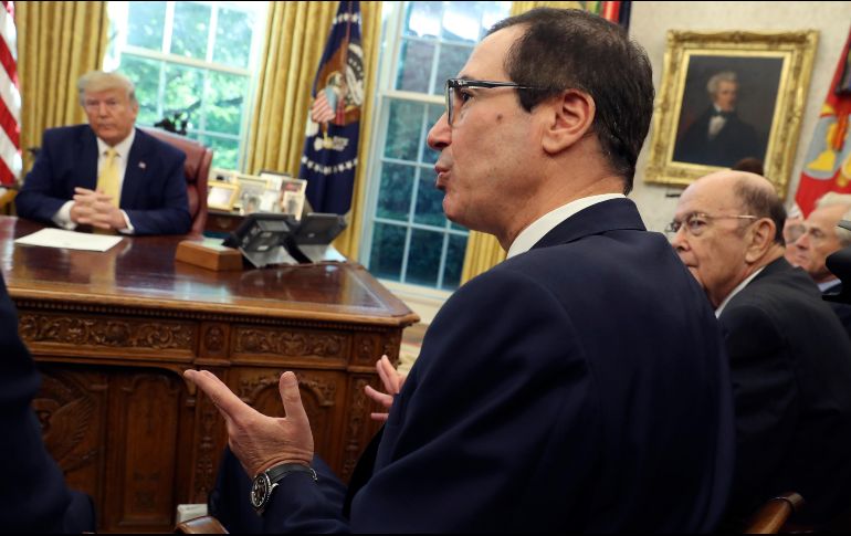 El secretario del Tesoro, Steven Mnuchin, habla mientras el secretario de Comercio, Wilbur Ross, a la derecha, escucha con el presidente Donald Trump durante su reunión con el viceprimer ministro Liu He. AP/A. Harnik