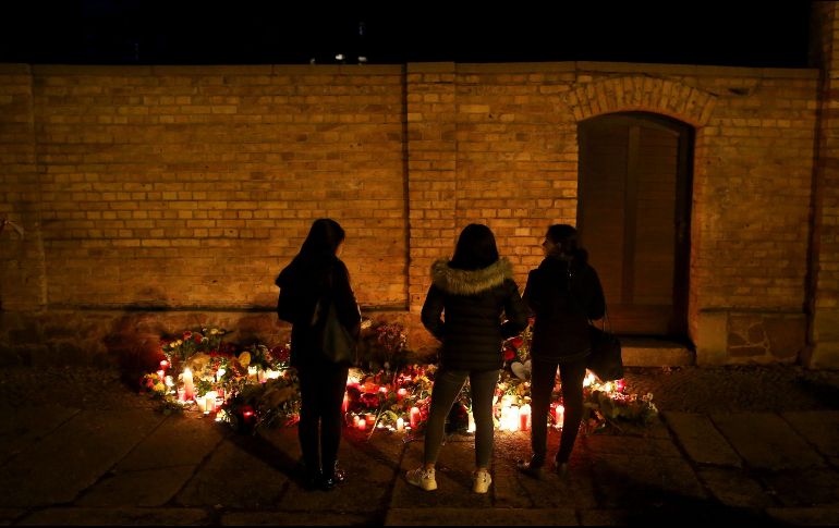 Personas visitan un memorial en honor a las víctimas del tiroteo, ocurrido durante la fiesta religiosa del Yom Kippur. AFP/R. Hartmann