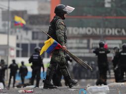 Un militar ayuda en la custodia de las inmediaciones de la Asamblea Nacional este viernes, en Quito. EFE/P. Aguilar