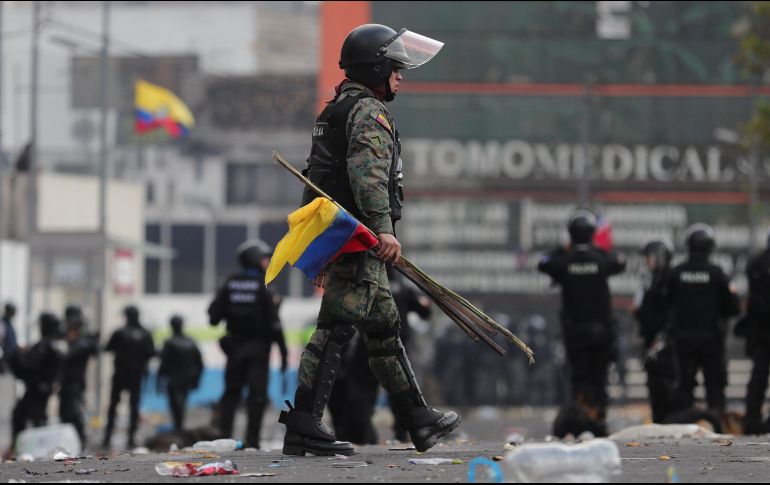 Un militar ayuda en la custodia de las inmediaciones de la Asamblea Nacional este viernes, en Quito. EFE/P. Aguilar