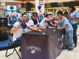 Dariel Álvarez, Amadeo Zazueta, Gabriel Gutiérrez y Henry Urrutia dieron autógrafos a los aficionados de cara a su debut en la LMP. EL INFORMADOR / D. Reos