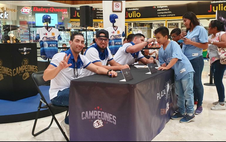 Dariel Álvarez, Amadeo Zazueta, Gabriel Gutiérrez y Henry Urrutia dieron autógrafos a los aficionados de cara a su debut en la LMP. EL INFORMADOR / D. Reos