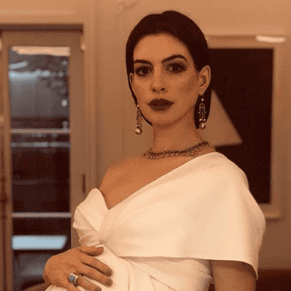 Anne Hathaway encanta con fotos de su embarazo