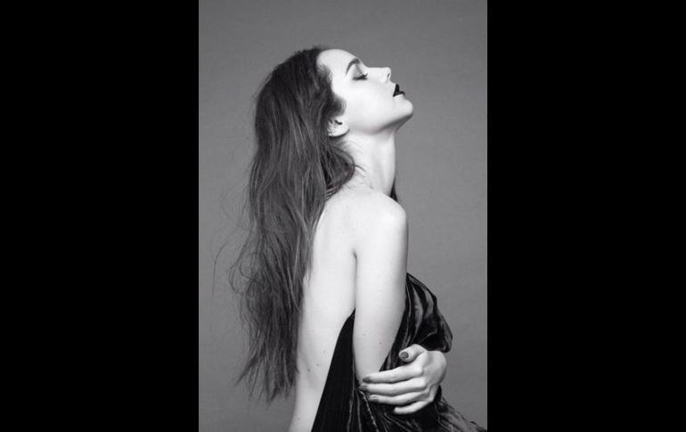 Camila Sodi impacta con sexy foto