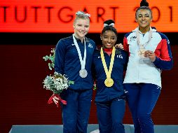 Y con sus 17 coronas Mundiales, Biles (C) mejora su récord de mayor número de oros en la cita mundialista. AFP / T. Kienzle