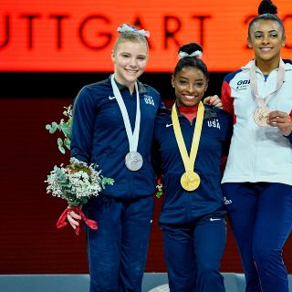 Simone Biles iguala récord de medallas mundiales al ganar oro en salto
