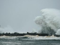 El tifón generó grandes olas cuando mientras se aproximaba a la costa. EPA