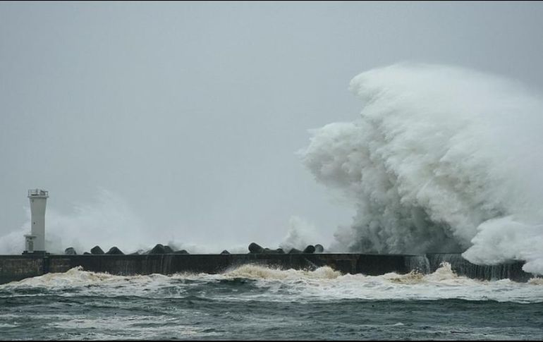 El tifón generó grandes olas cuando mientras se aproximaba a la costa. EPA