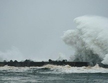 El tifón generó grandes olas cuando mientras se aproximaba a la costa. EPA