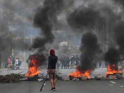 Manifestantes incendiaron el estacionamiento de Teleamazonas; no se reportan víctimas. EFE/B. Velasco