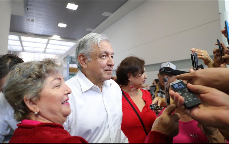 En Presidente accedió a tomarse fotografías con varios pasajeros en el aeropuerto de Los Mochis. NTX/Q. Blanco