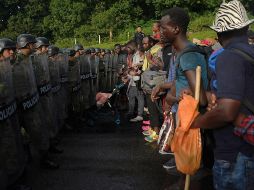 Denuncian que los agentes persiguieron a los migrantes por la zona para obligarlos a entregarse. EFE/C. López