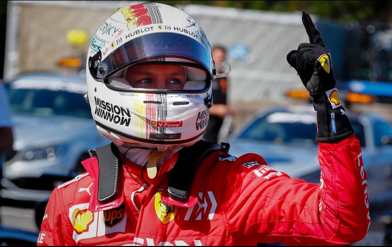 Vettel celebra el haber obtenido la posición de privilegio en el certamen. EFE/D. Azubel