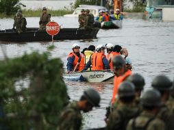 Rescatistas y soldados trabajan en el auxilio de personas que aún se encuentran atrapadas. EFE / J. Press