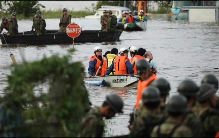 Rescatistas y soldados trabajan en el auxilio de personas que aún se encuentran atrapadas. EFE / J. Press
