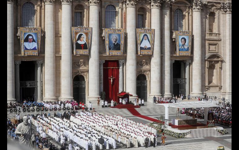 Los retratos de los cinco nuevos santos se desplegaron frente a la fachada de la basílica de San Pedro. EFE/R. Antimiani