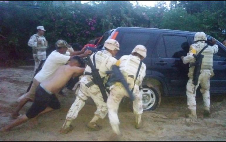 Elementos del Ejército realizaron labores de remolque de vehículos varados en Los Cabos. TWITTER@SEDENAmx