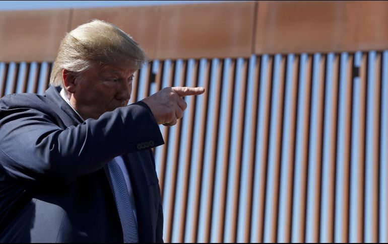 En la imagen, el mandatario, aparece frente al muro fronterizo entre Estados Unidos y México, con un mensaje a un costado del recuadro. AP / E. Vucci