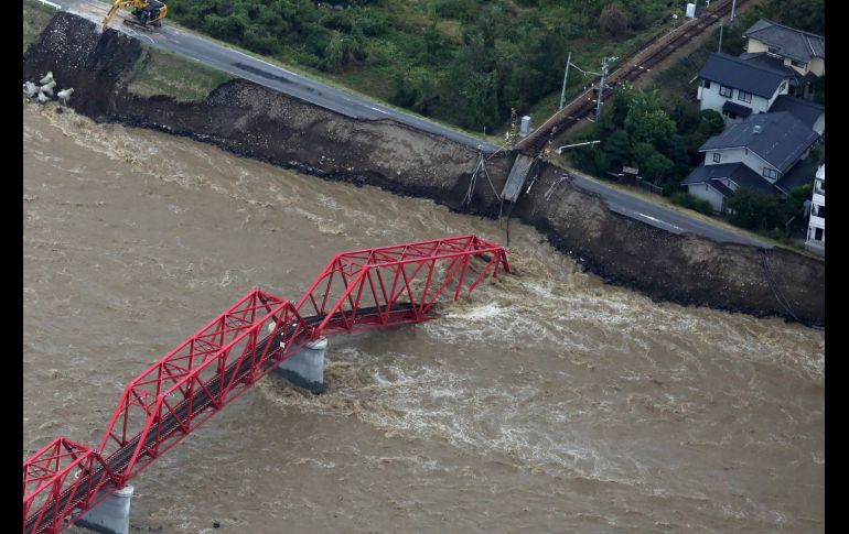 Un puente de trenes colapsó en el río Chikuma en Ueda, en la prefectura de Nagano.