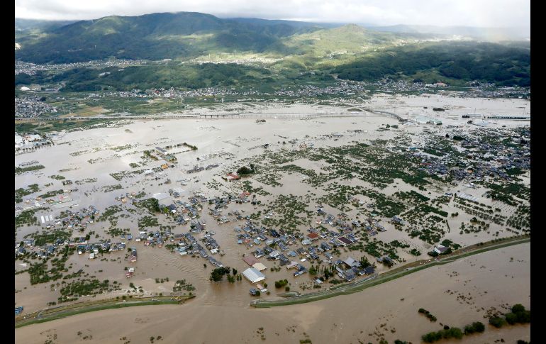 En la región de Nagano (centro), se registraron importantes inundaciones. Un dique cedió, dejando vía libre a las aguas del río Chikuma en una zona residencial.