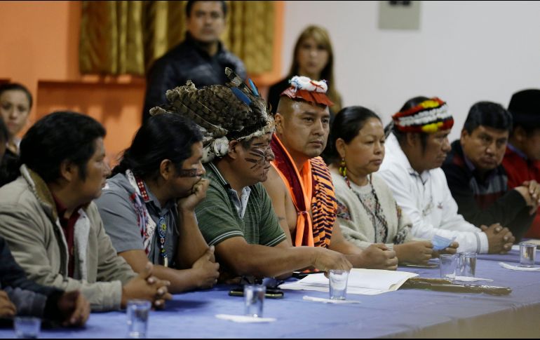 Líderes indígenas asisten a la mesa de diálogo con el Gobierno de Lenín Moreno en Quito. AP/F. Vergara