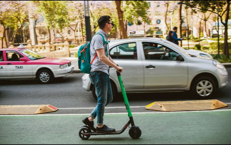 Los usuarios de scooters ya pueden movilizarse oficialmente en la Ciudad de México. AFP
