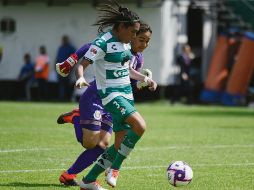 Estela Gómez supera a Blanca Félix para marcar el segundo de las Guerreras. IMAGO7
