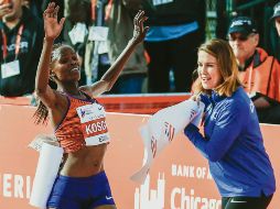 La atleta de Kenia triunfó por segunda ocasión consecutiva en esta justa y se convitió en la dueña de la marca mundial en los 42.195 kilómetros. EFE