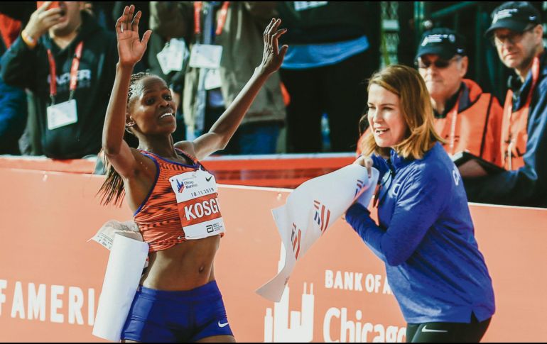 La atleta de Kenia triunfó por segunda ocasión consecutiva en esta justa y se convitió en la dueña de la marca mundial en los 42.195 kilómetros. EFE