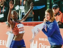 La atleta de Kenia triunfó por segunda ocasión consecutiva en esta justa y se convitió en la dueña de la marca mundial en los 42.195 kilómetros. EFE