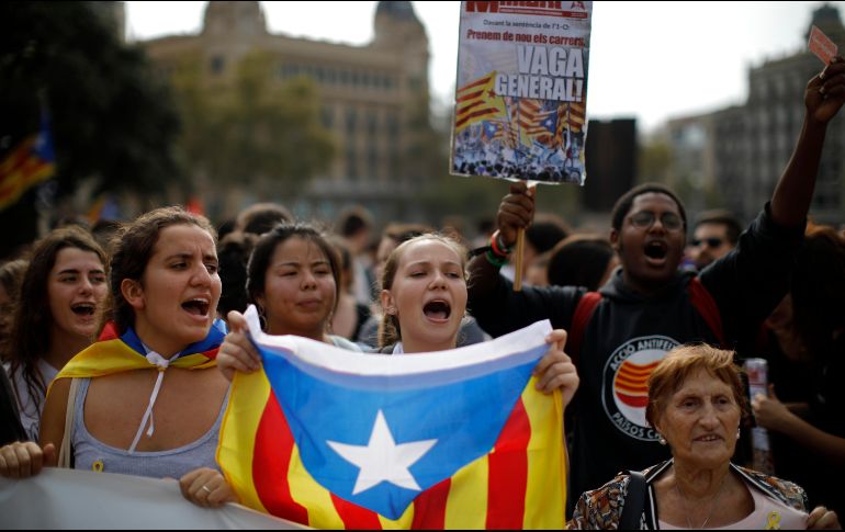 Con banderas pro independencia, habitantes se manifiestan hoy en Barcelona en apoyo a los líderes catalanes encarcelados. AP/E. Morenatti