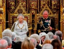 La reina acudió a la ceremonia en la Cámara de los Lores con su hijo, el príncipe Carlos. AFP/T. Akmen
