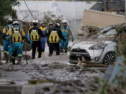 Rescatistas y policías buscan a desaparecidos este lunes en Nagano. EFE/EPA/K. Mayama