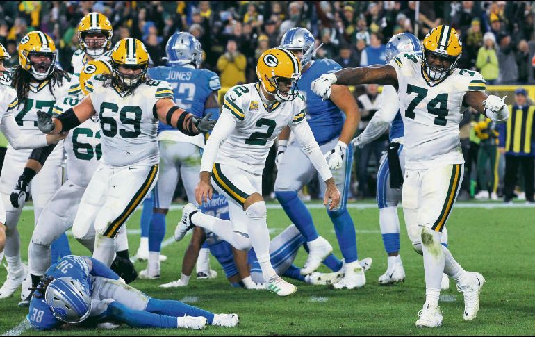 Mason Crosby (#2) conectó el gol de campo de la victoria a falta de dos segundos para que terminara el encuentro de anoche ante Detroit. AFP / D. Buell
