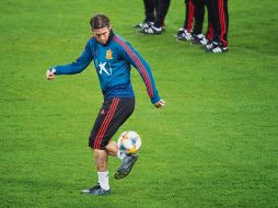 Sergio Ramos domina el balón durante el entrenamiento de La Roja. EFE