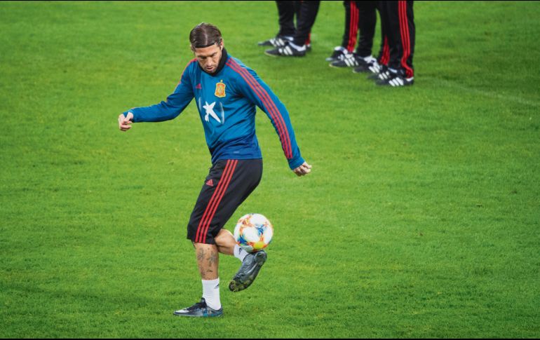 Sergio Ramos domina el balón durante el entrenamiento de La Roja. EFE