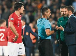 El árbitro croata Ivan Bebek conversó con los jugadores y el técnico inglés para saber qué medidas tomar en torno a los gritos que recibieron ayer en Sofía. EFE