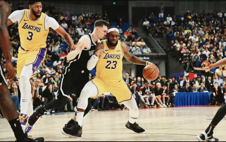 Los jugadores de Lakers y Nets no se sintieron cómodos cuando les cuestionaron en torno a la relación entre la NBA y China. AFP / H. Retamal