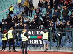 La decisión se produce ''a raíz de las tensiones suscitadas los últimos días, perjudiciales para el futbol búlgaro y para la Federación de Futbol Búlgara'', dice la federación. AP / V. Ghirda