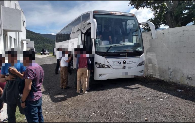 Los migrantes fueron trasladados a la Delegación de la Policía Estatal de Ciudad Mendoza, donde les brindaron atención médica y alimentos. TWITTER/@SP_Veracruz