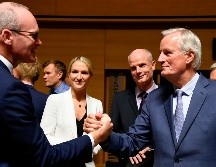 El canciller irlandés Simon Coveney (i) y el negociador europeo Michel Barnier  (d) se saludan hoy, durante una reunión en Luxemburgo. AFP/J. Thys