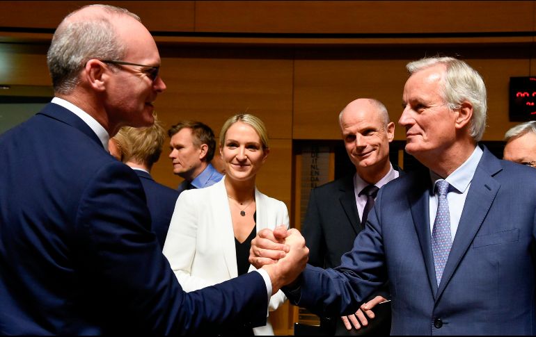 El canciller irlandés Simon Coveney (i) y el negociador europeo Michel Barnier  (d) se saludan hoy, durante una reunión en Luxemburgo. AFP/J. Thys