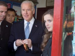 Hace dos semanas se reveló que Trump pidió a su homólogo ucraniano, Volodimir Zelensky, que investigara la actuación de Joe (c) y Hunder Biden (i). AFP/A. Wong