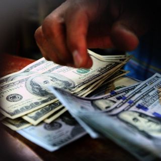 El dólar retrocede y cierra hasta en 19.62 pesos a la venta