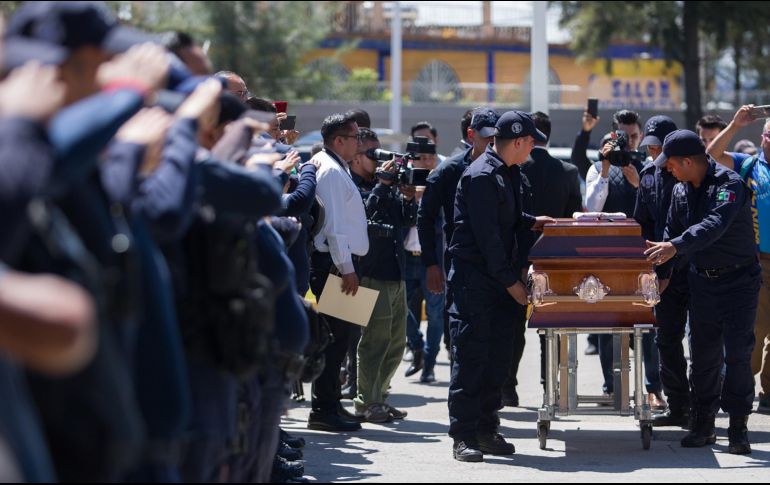 Familiares y policías estatales despiden a sus compañeros asesinados con un homenaje en las instalaciones de la Secretaria de Seguridad Pública. EFE/I. Villanueva